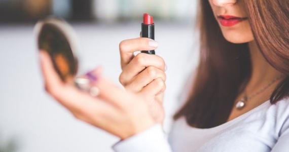 What is it about RED LIPSTICK that is driving men CRAZY?