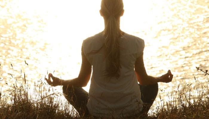 COME TO PEACE WITH THE PAST SO IT DOESN'T RUIN YOUR PRESENT: Recipes for happy life in 13 pearls of wisdom 