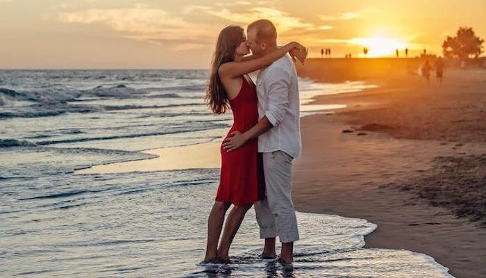 YOU FEEL THE ENERGY THAT DRAWS YOU TO HIM: These are the first signs that you are in a karmic relationship from which there is NO WAY OUT